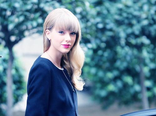 霉霉妈妈爆料女儿视频,甜蜜视频引网友热议